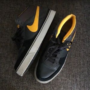 LIKE NEW men’s Nike SBs